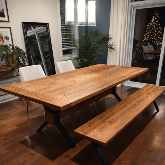 La Farmhouse industrielle | Table en bois massif avec pattes en acier et traverse