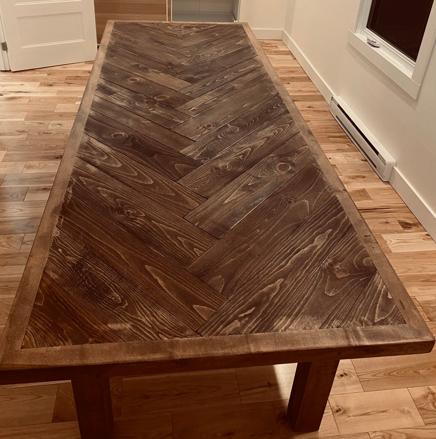La Chevronnée - Chevron style table with different types of wood