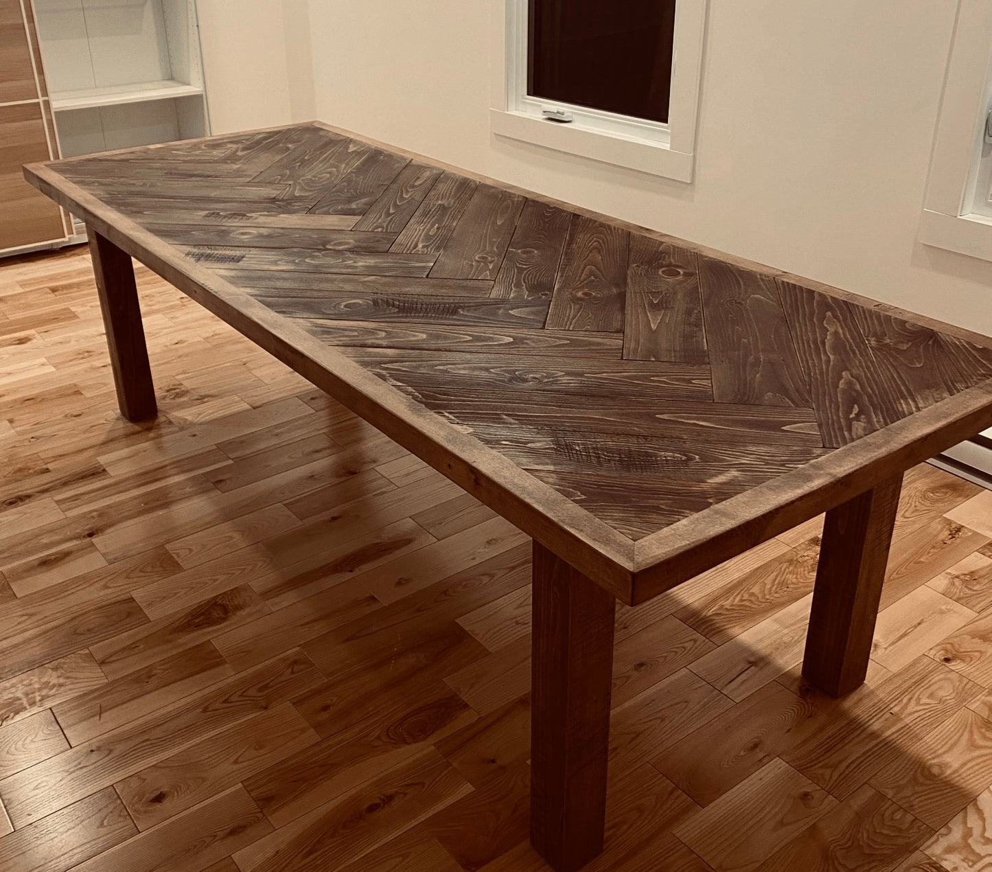 La Chevronnée - Chevron style table with different types of wood