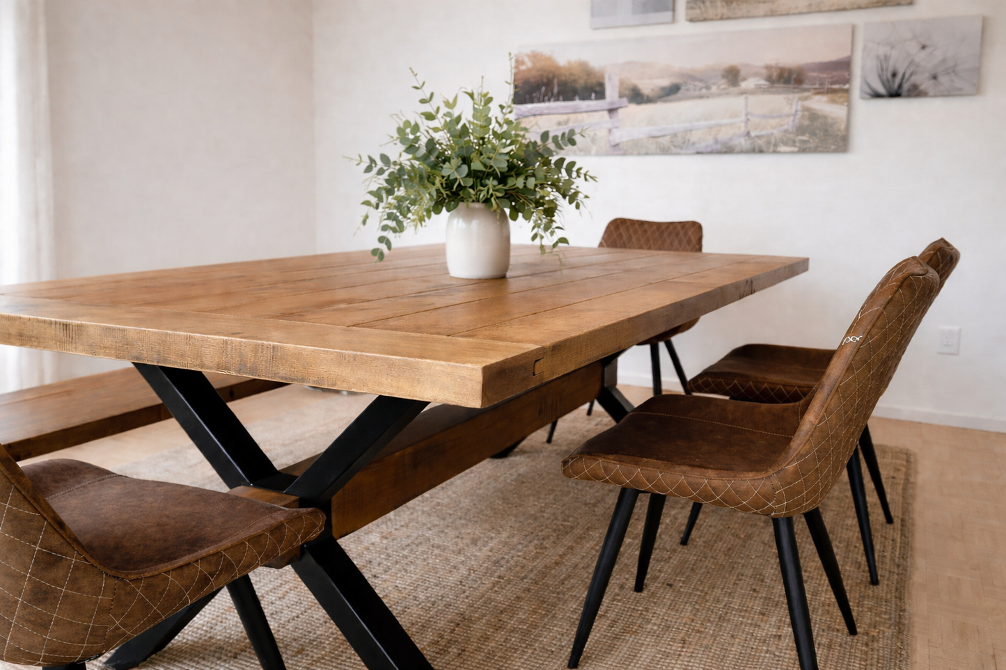 La Farmhouse industrielle | Table en bois massif avec pattes en acier et traverse