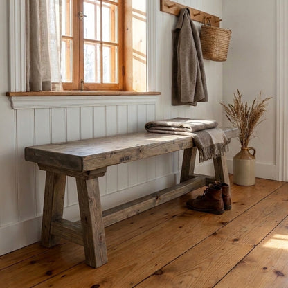 Le Banc ARBOR en pin massif dans l'entrée d'une maison ancestrale québécoise, sous une fenêtre