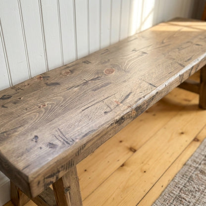 Le Banc ARBOR, détail de l'assise en pin massif avec texture barbare, noeuds et marques