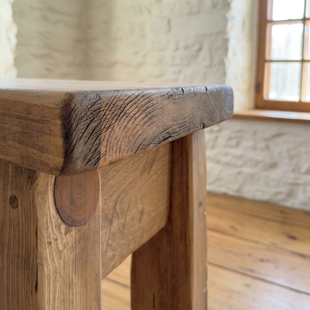 Gros plan de la texture du plateau en pin massif de la Console ARBOR