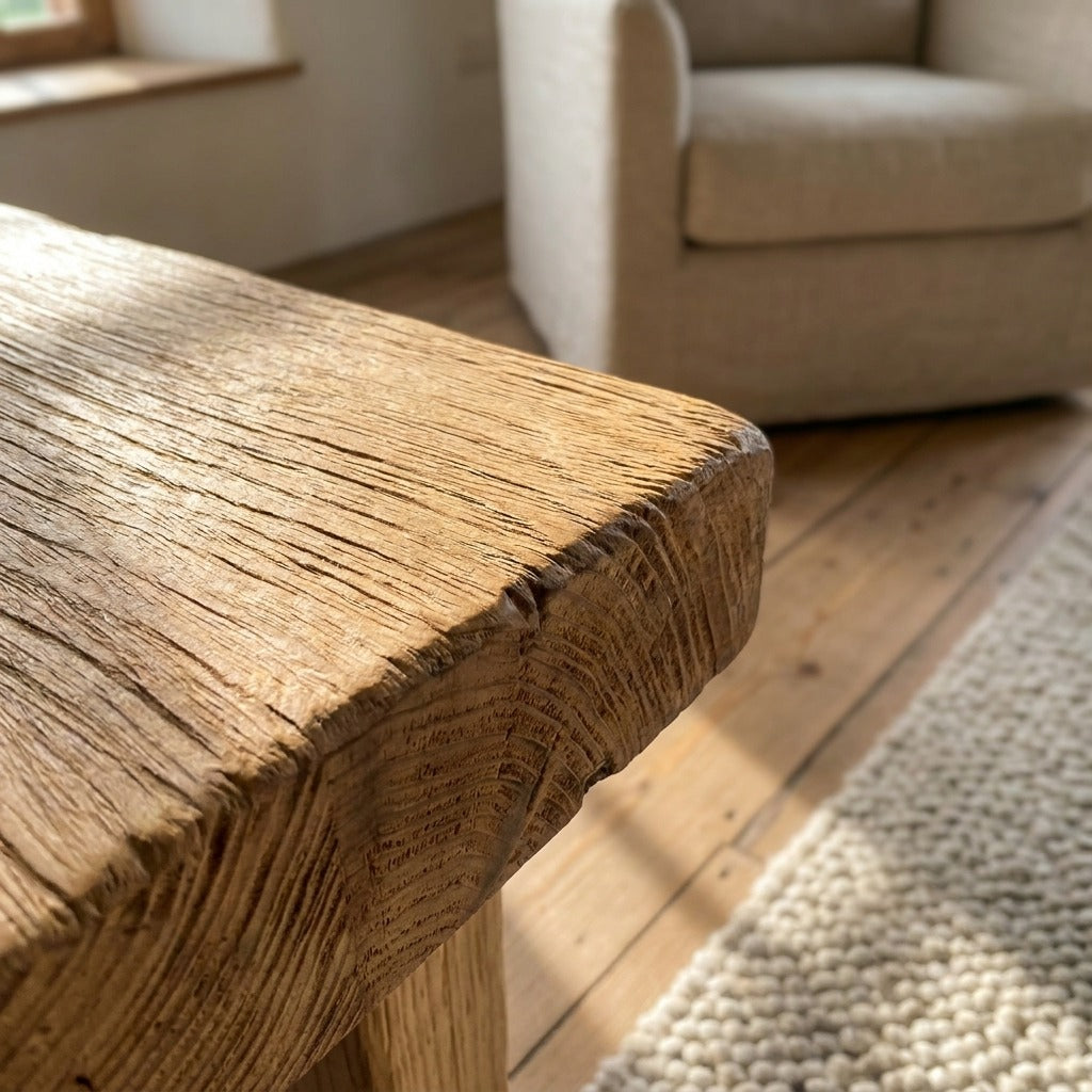 Gros plan du chant épais et texturé du plateau de la table d'appoint ARBOR