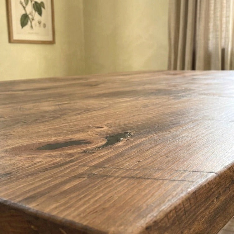 La Table ARBOR, détail du plateau en pin massif avec noeuds et grain apparent