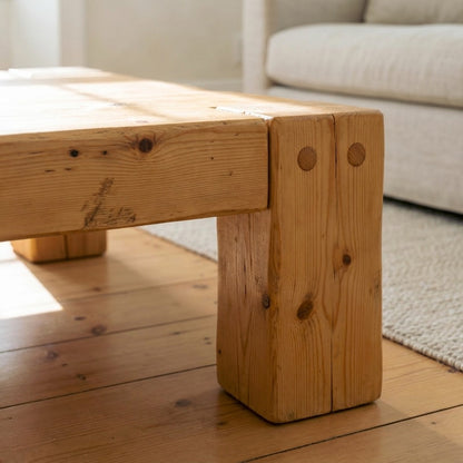 Détail des chevilles de bois et de la patte encastrée de la Table Basse ARBOR