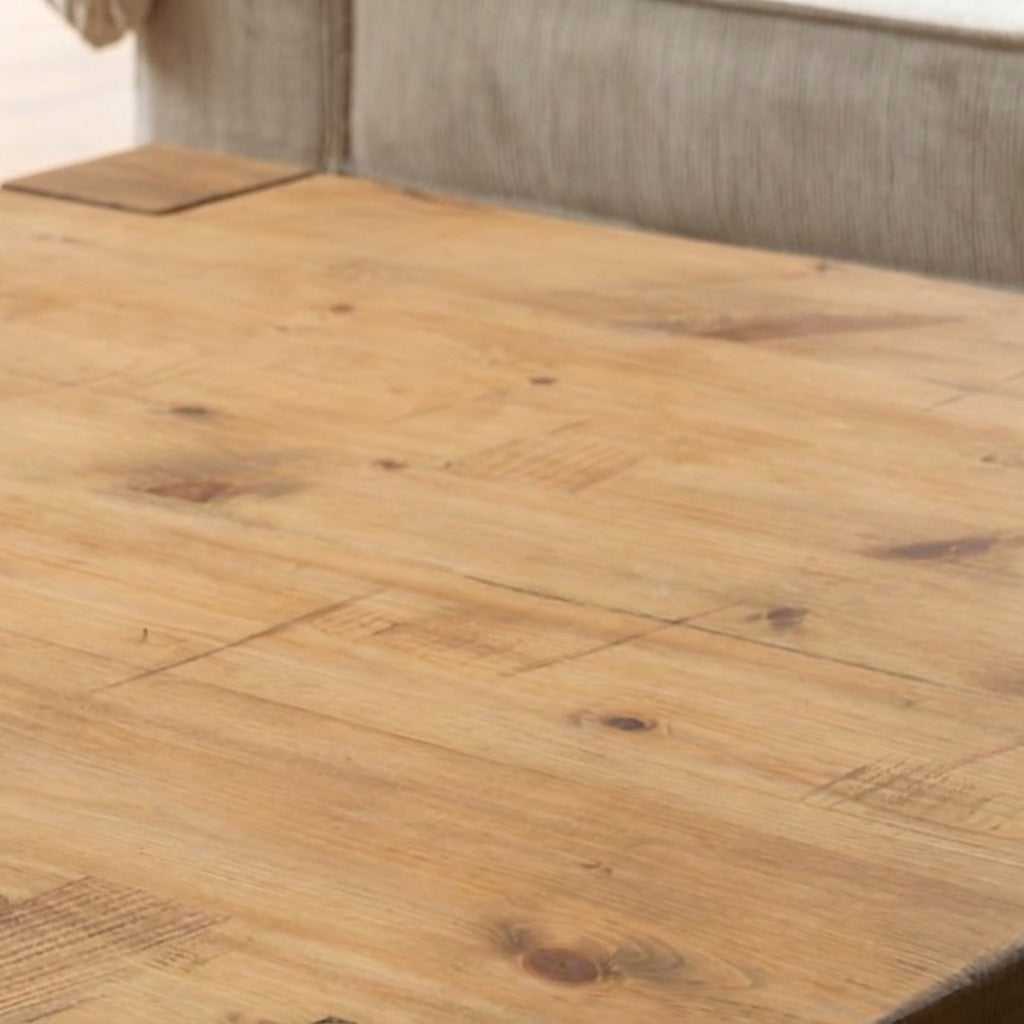 Texture du plateau en pin massif de la Table Basse ARBOR, avec le bout de patte affleurant
