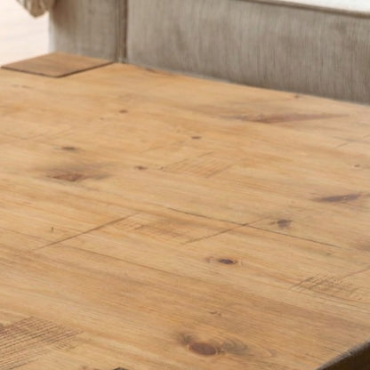 Texture du plateau en pin massif de la Table Basse ARBOR, avec le bout de patte affleurant