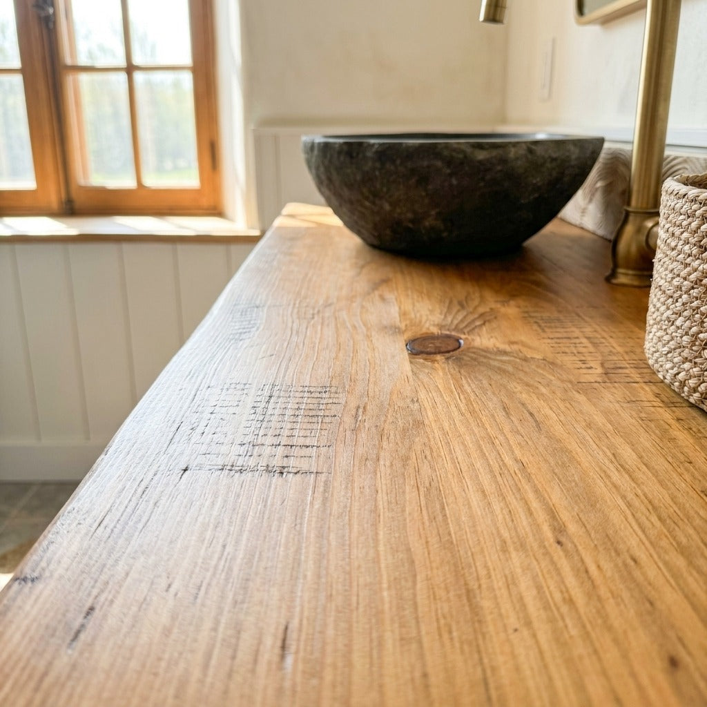 Gros plan du plateau en pin massif texturé de la Vanité ARBOR avec lavabo de pierre