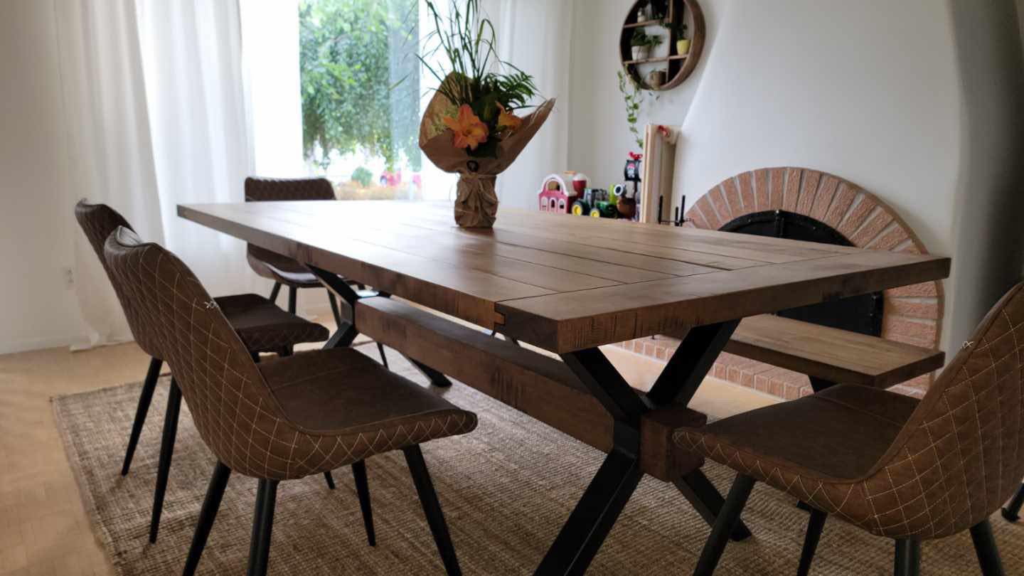 La Farmhouse industrielle - Table en bois massif avec pattes en acier et traverse
