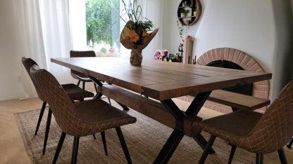 La Farmhouse industrielle - Table en bois massif avec pattes en acier et traverse