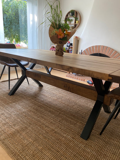 La Farmhouse industrielle - Table en bois massif avec pattes en acier et traverse