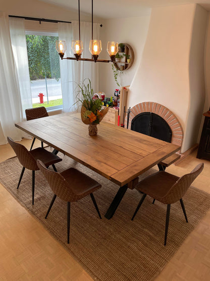 La Farmhouse industrielle - Table en bois massif avec pattes en acier et traverse