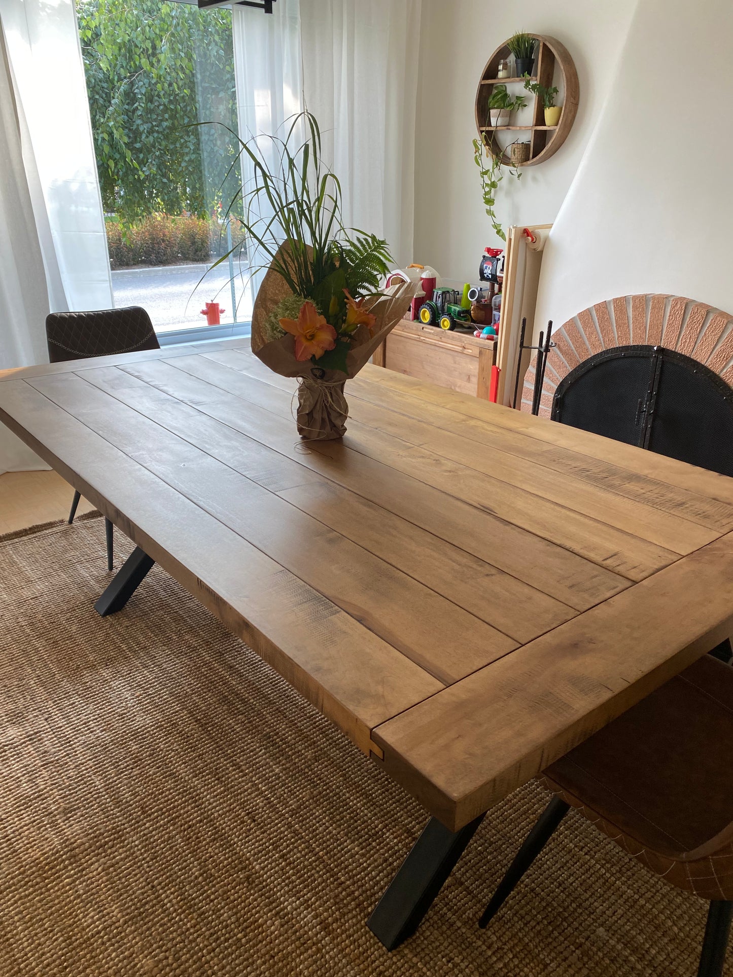 La Farmhouse industrielle - Table en bois massif avec pattes en acier et traverse