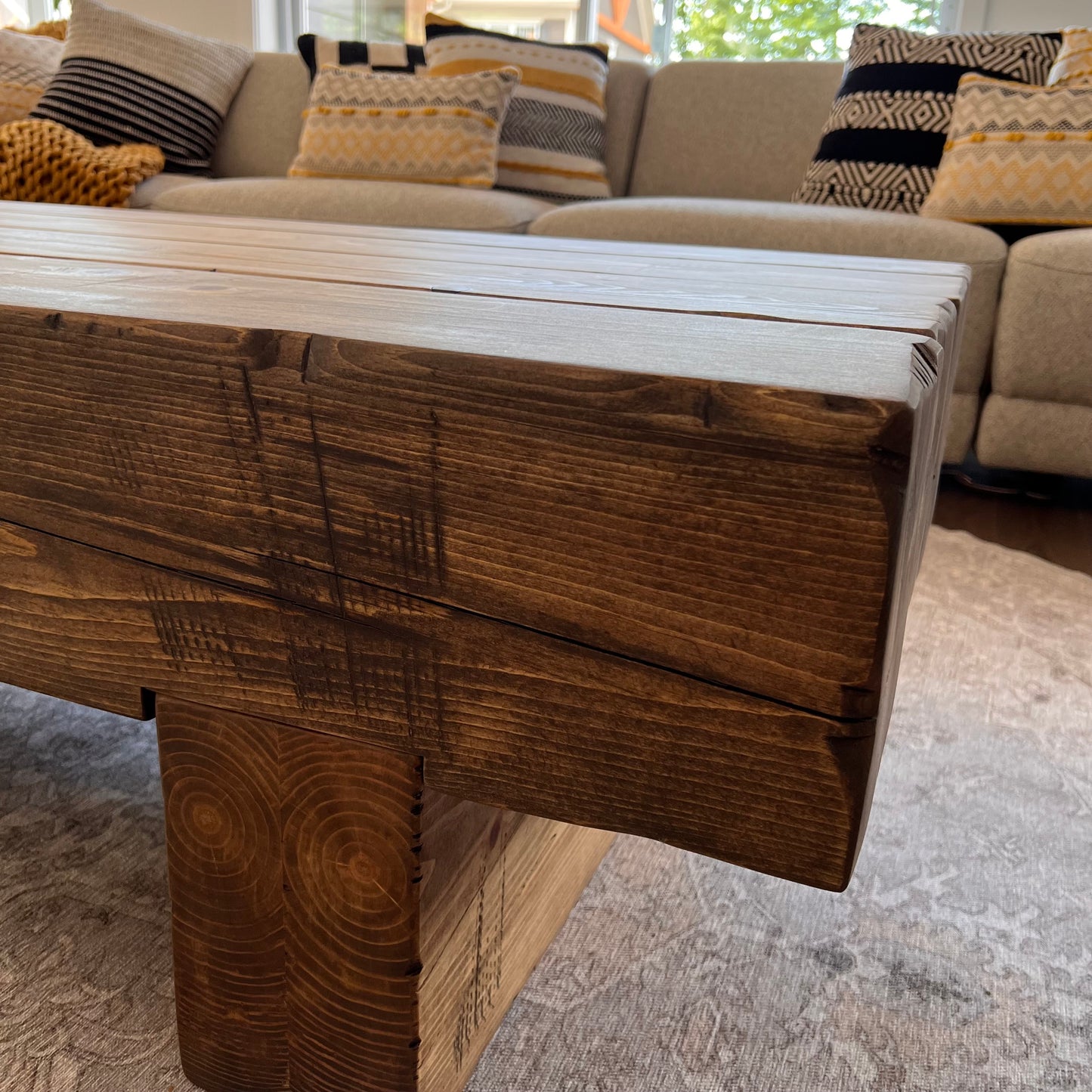 Table basse en poutres massives