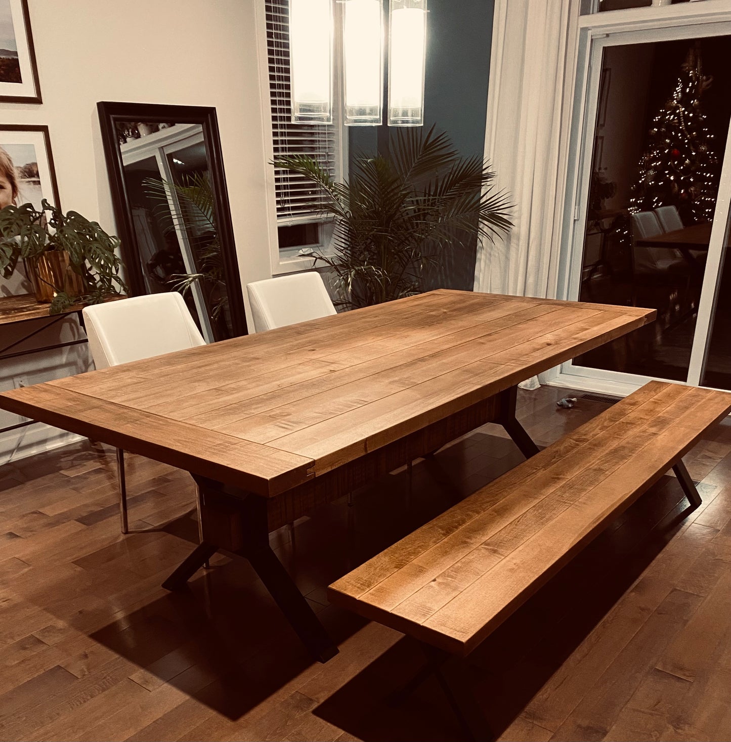 La Farmhouse industrielle - Table en bois massif avec pattes en acier et traverse