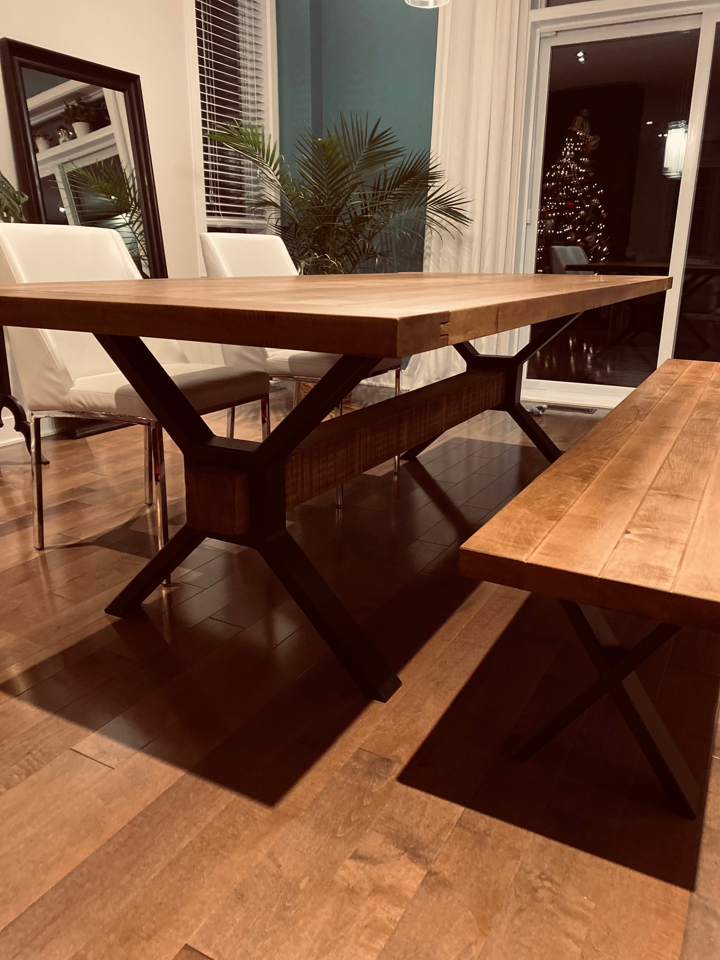La Farmhouse industrielle - Table en bois massif avec pattes en acier et traverse