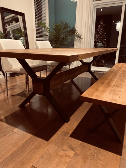 La Farmhouse industrielle - Table en bois massif avec pattes en acier et traverse