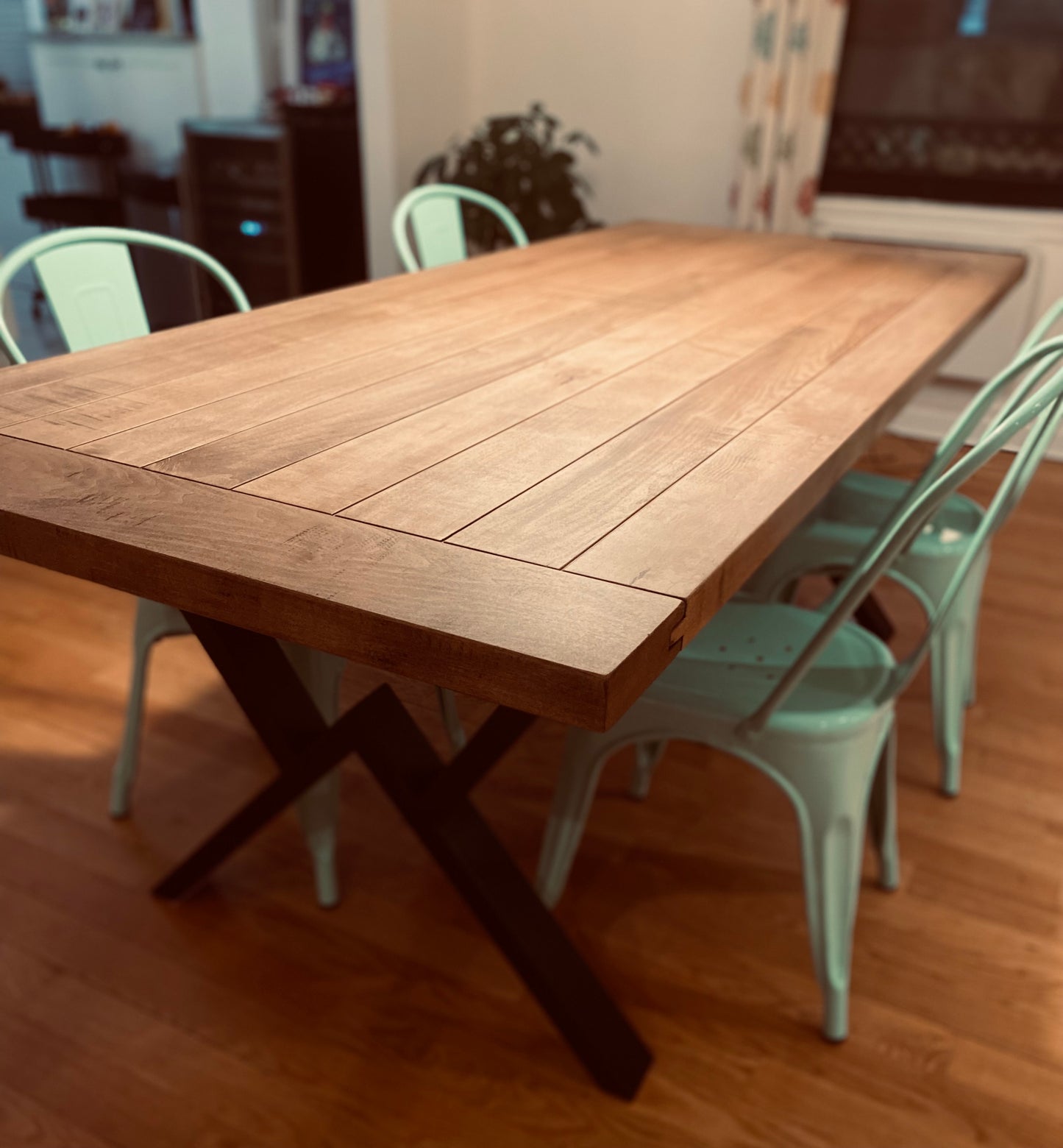 La Farmhouse industrielle - Table en bois massif avec pattes en acier et traverse