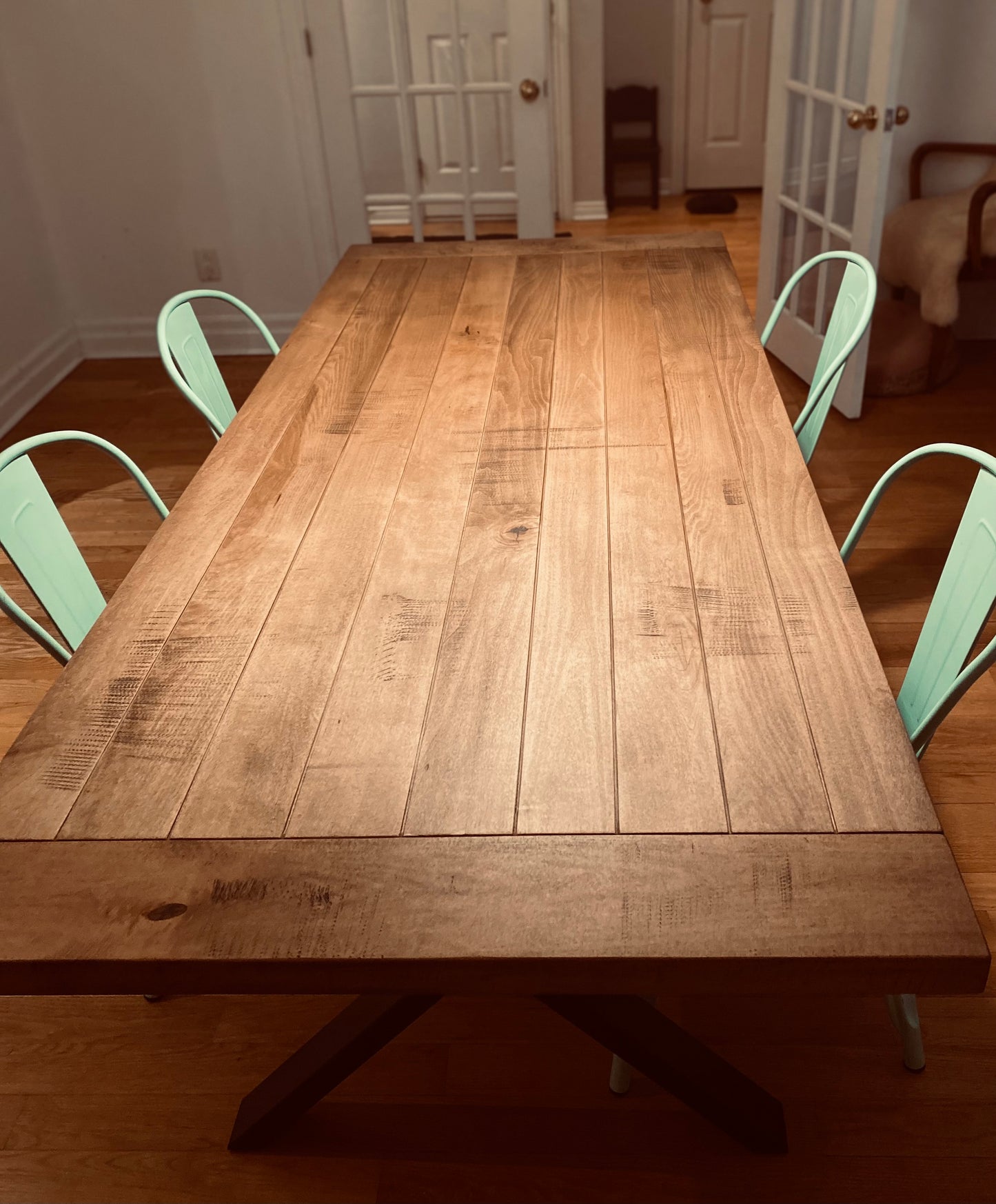 La Farmhouse industrielle - Table en bois massif avec pattes en acier et traverse