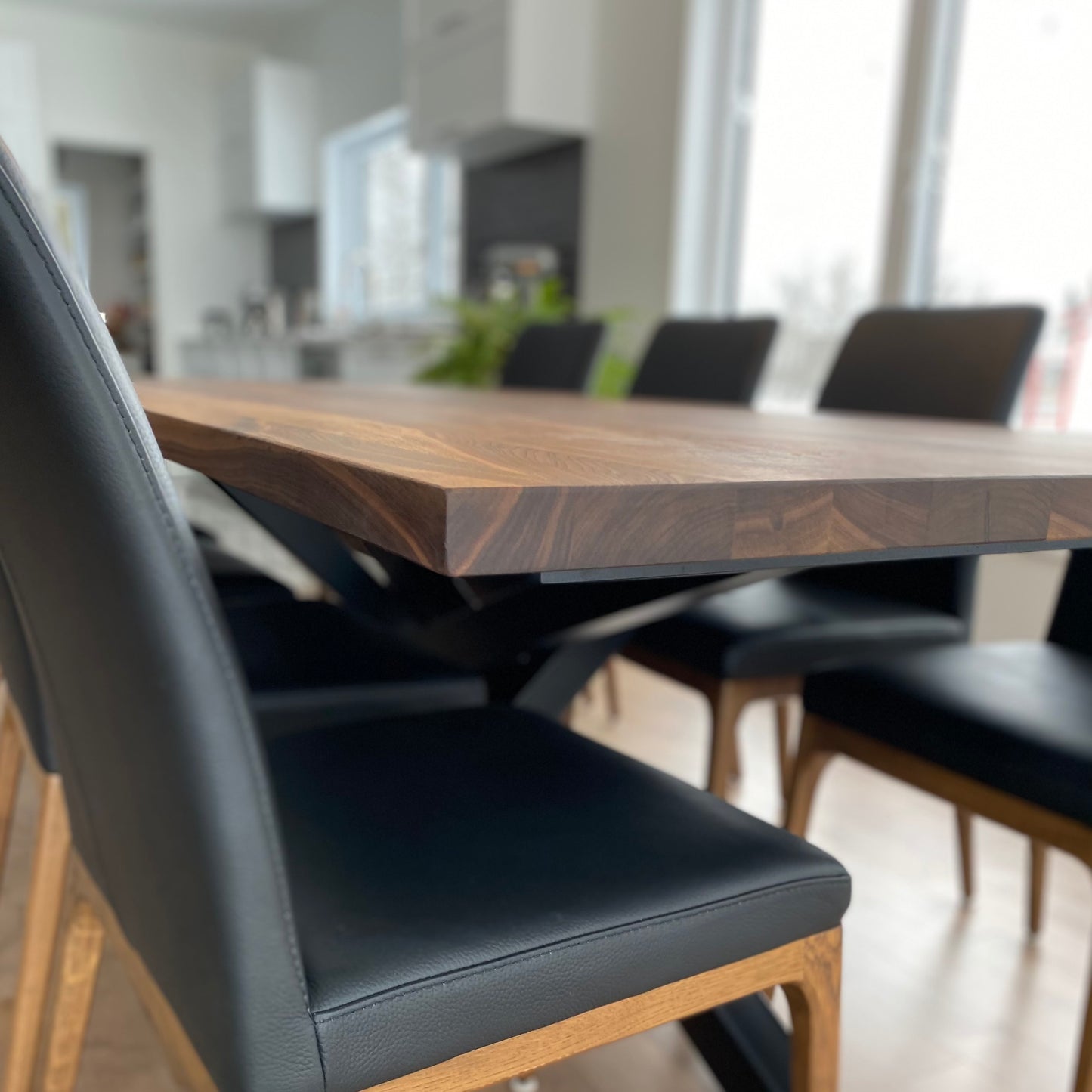 La Noyer Noir - Table en bois de noyer noir sur mesure